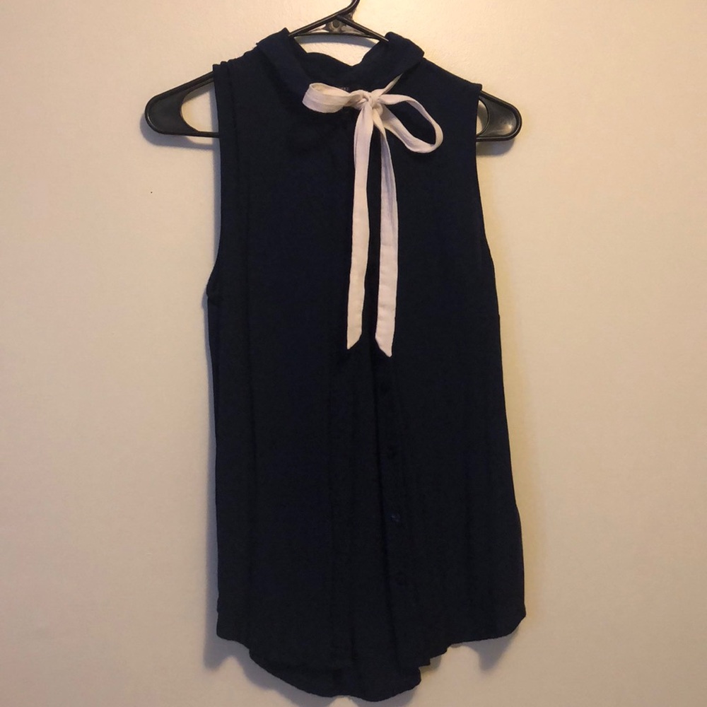 Blue tank with white bow and collar